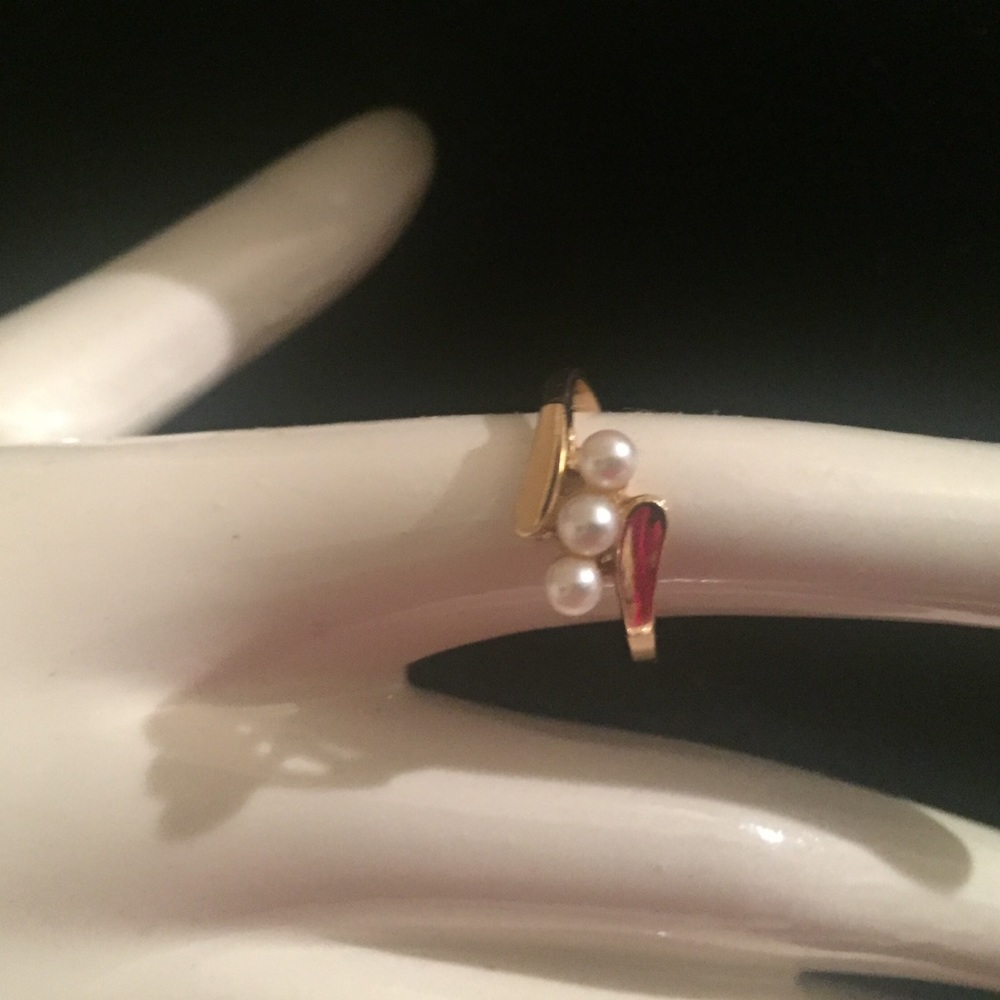 14 KT Yellow Gold ring with three pearls